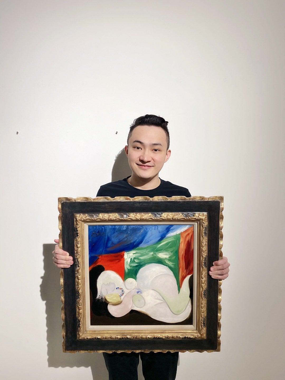 Джастин Сан с купленной картиной Пикассо на «Лежащая обнаженная с ожерельем»