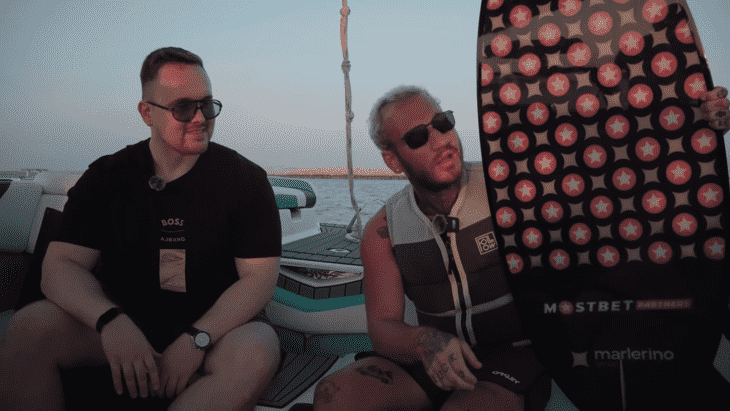 Овнер Marlerino Group Влад Marlon хвастается CEO Traffic Cardinal Никите Кустову своей новой доской для серфинга