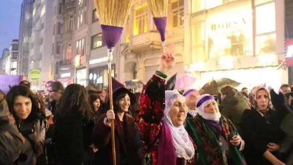 Во многих странах, где 8 марта «отмечают, но не празднуют», — день посвящен не столько подаркам, сколько митингам за права женщин. На скрине Турция — где полицейские нередко дарят цветы случайным женщинам, но массового роста продаж даже все тех же цветов на бытовом уровне нет