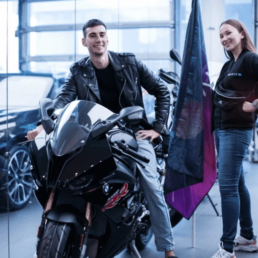 Ведущие менеджеры Shakes.pro — Макс и Жанна в автосалоне BMW во время передачи подарка команде Gipsy Land