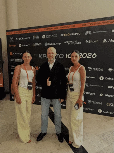 Интервьюеры медиа Traffic Cardinal на форуме «Крипто ЮГ» вместе с директором по взаимодействию с органами власти и международным связям A7A5 Олегом Огиенко 