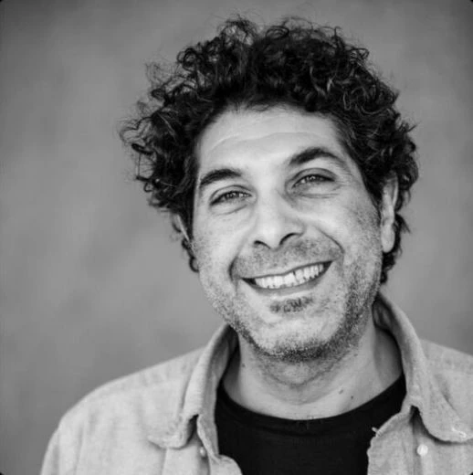 «У нас нет жестких границ между командами, — говорит Коэн. — Есть разные направления: мобильная разработка, стримы, чаты, инфраструктура и так далее. Но мы стараемся, чтобы ни одна команда не разрасталась слишком сильно. При необходимости можем быстро перекинуть людей на приоритетный проект».