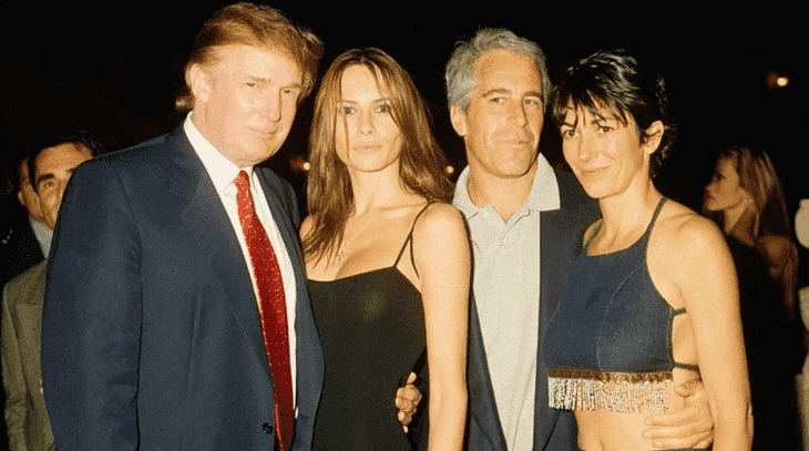 На фото: Дональд Трамп с Меланией Трамп, Джеффри Эпштейн и британская светская львица Гислейн Максвелл позируют вместе в ночном клубе, Палм-Бич, Флорида, 12 февраля 2000 года. Источник: Davidoff Studios Photography / Getty Images
