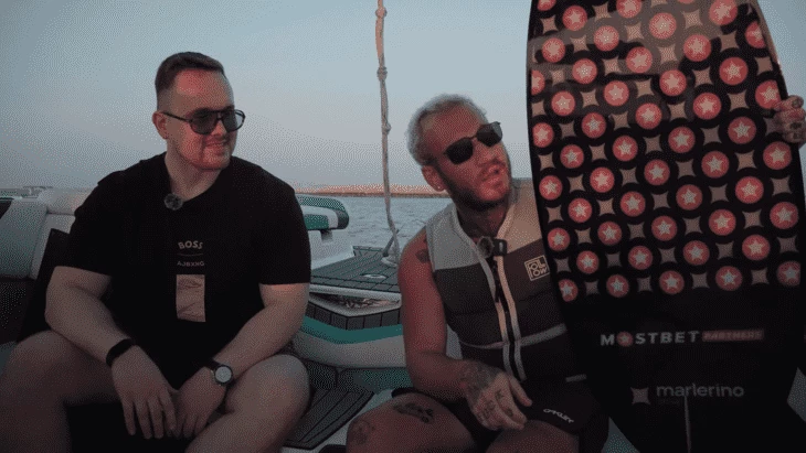 Овнер Marlerino Group Влад Marlon хвастается CEO Traffic Cardinal Никите Кустову своей новой доской для серфинга
