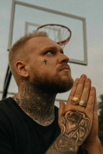 И даже мольбы на баскетбольной площадке уже были…