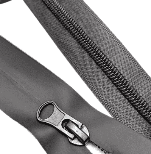 До –15 °C смысл есть. Потом «агрессивных» осадков почти не бывает и достаточно наличия тканевой «перегородки» за молнией