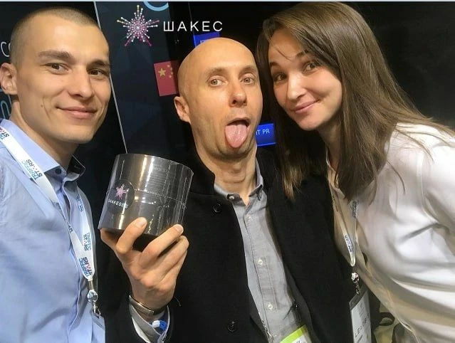 Руководитель Shakes.pro Илья и ведущий менеджер Жанна дарят первые призы после запуска платформы «Гарант призы» (ныне — Shakes Store) Евгению Столповскому