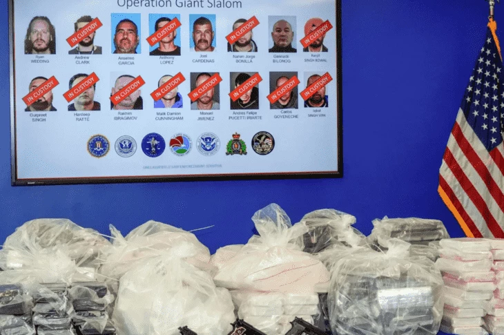 Изъятые наркотики и фото участников группировки «Босса»