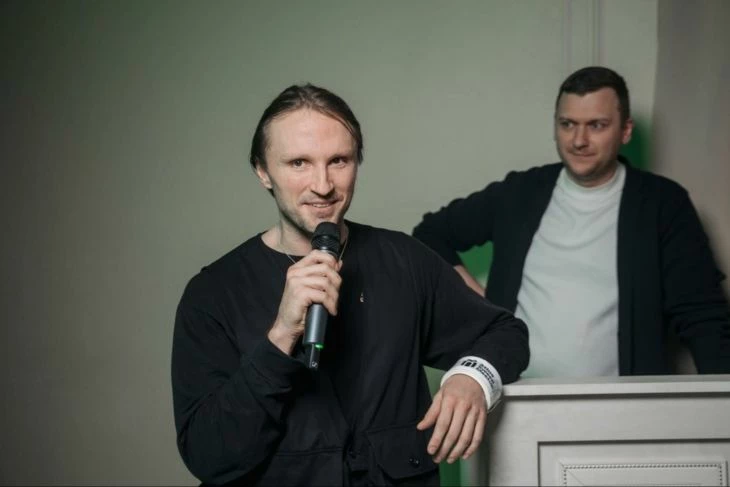 А вот и виновники движухи! Знакомьтесь, Павел Антипов — Marketing CEO и идейный вдохновитель митапа. Михаил Петров — в представлении не нуждается.
