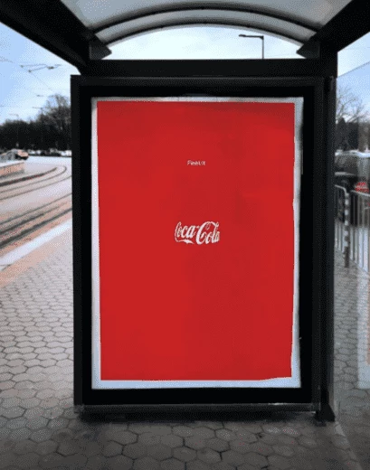 А это другой пример «невидимой» рекламы Coca-Cola. Видите силуэт бутылки?