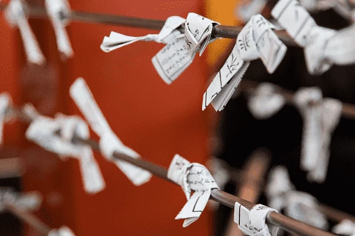 Вот так выглядят те самые предсказания-омикудзи (omikuji)