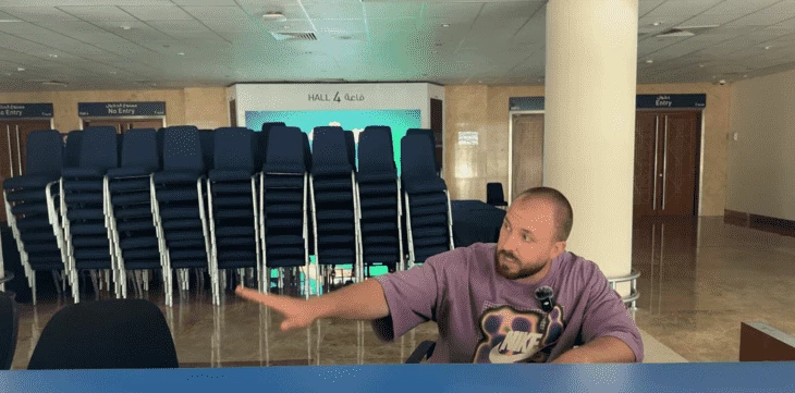 Это наш сотрудник Семен представляет, как выглядела бы AW, находясь непосредственно на месте ее не случившегося проведения