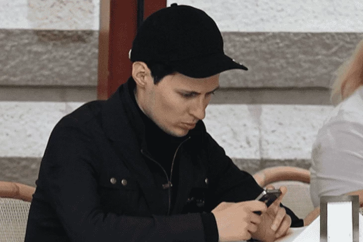 Загадка века: дешевая постанова или же Дуров соврал и все же пользуется смартфоном?