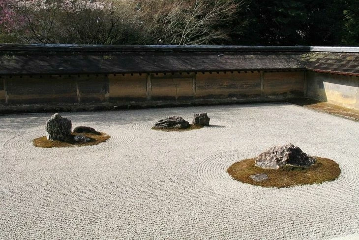Example of wabi sabi (source: wikipedia)