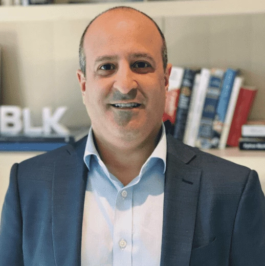 «В BlackRock мы считаем, что токенизация может стать движущей силой значительной трансформации инфраструктуры рынков капитала», — прокомментировал Джозеф Чалом, руководитель отдела стратегического экосистемного партнерства 