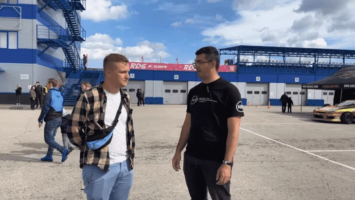 Овнер арбитражной команды и разработчик арбитражных инструментов Роман представляет главреду Traffic Cardinal Максу Огненному свою команду по дрифту