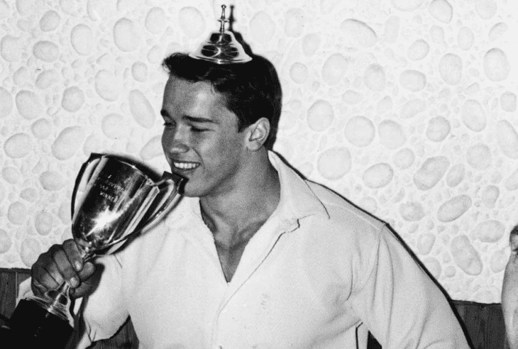 Арнольд с кубком Mr. Europe в 1965 году