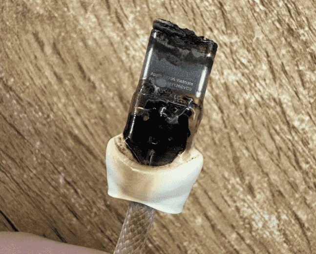 Шок-контент — оригинальные зарядки от айфонов тоже горят! :D