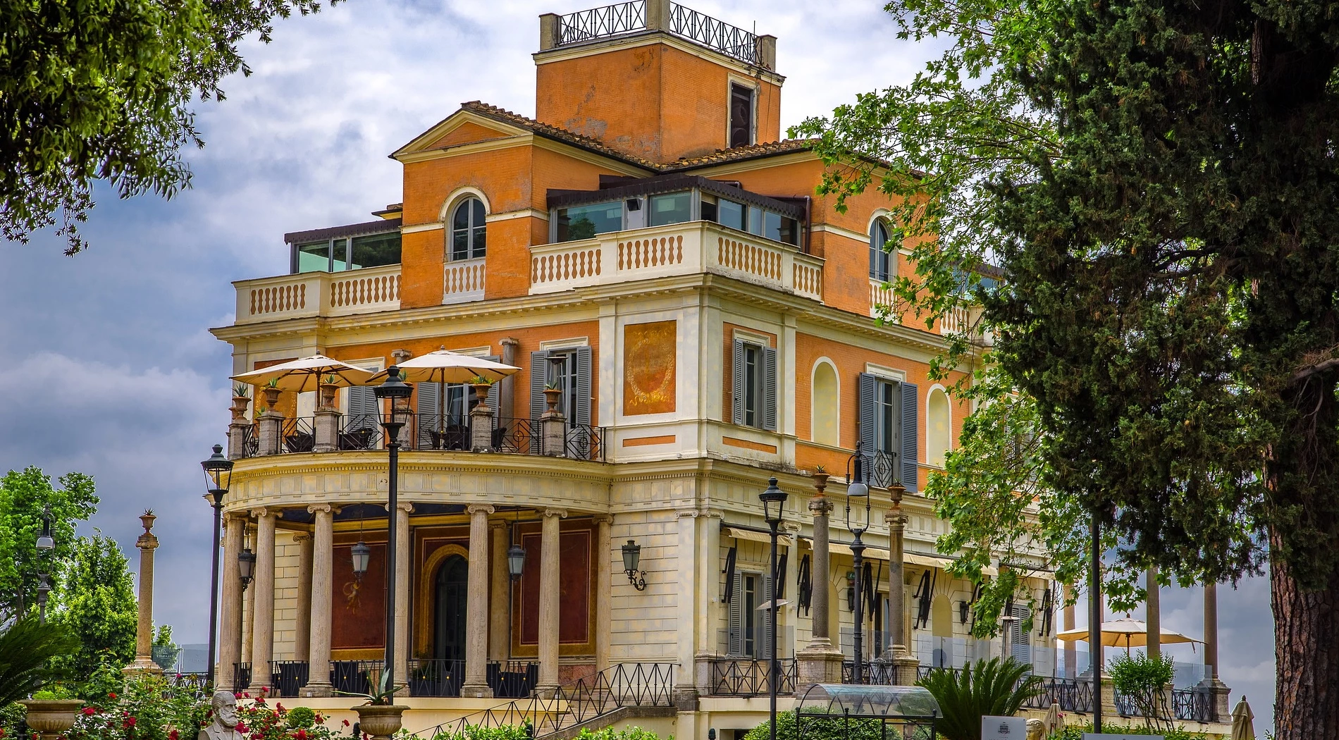 La Famiglia by KNG Partners & PPC Club