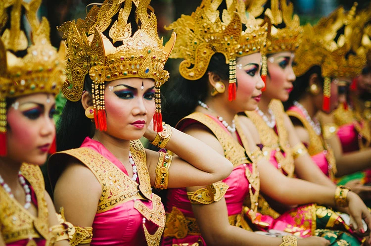 Индонезийки в традиционных нарядах