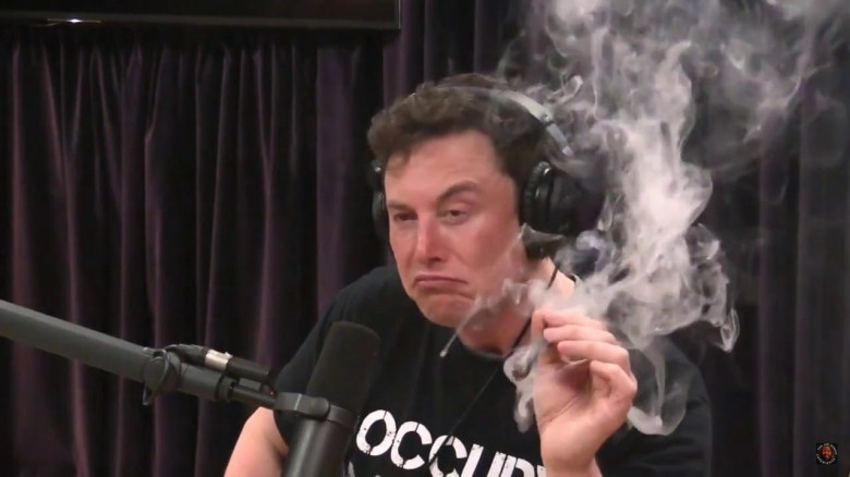 Илон Маск на шоу Рогана курит предположительно марихуану