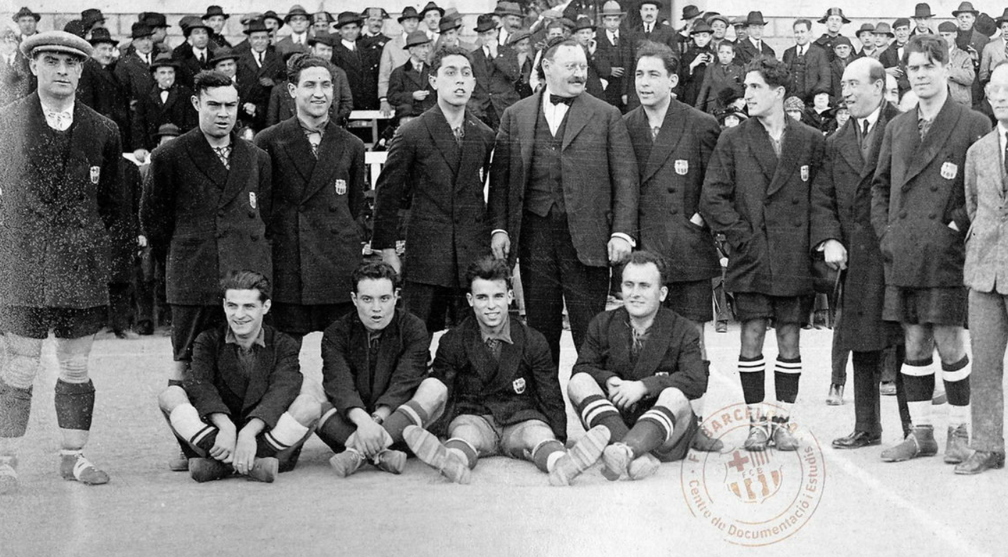 Гампер (в центре, в очках) вместе с игроками на открытии стадиона «Лес Кортс» (22 мая 1922 года). Фото Barcamania