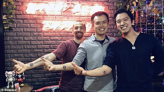Чанпэн делает татуировку с логотипом Binance на руке