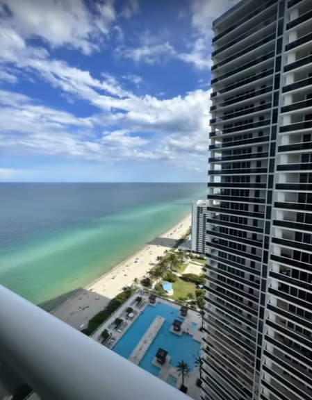 Вид из окна Александра в Майами