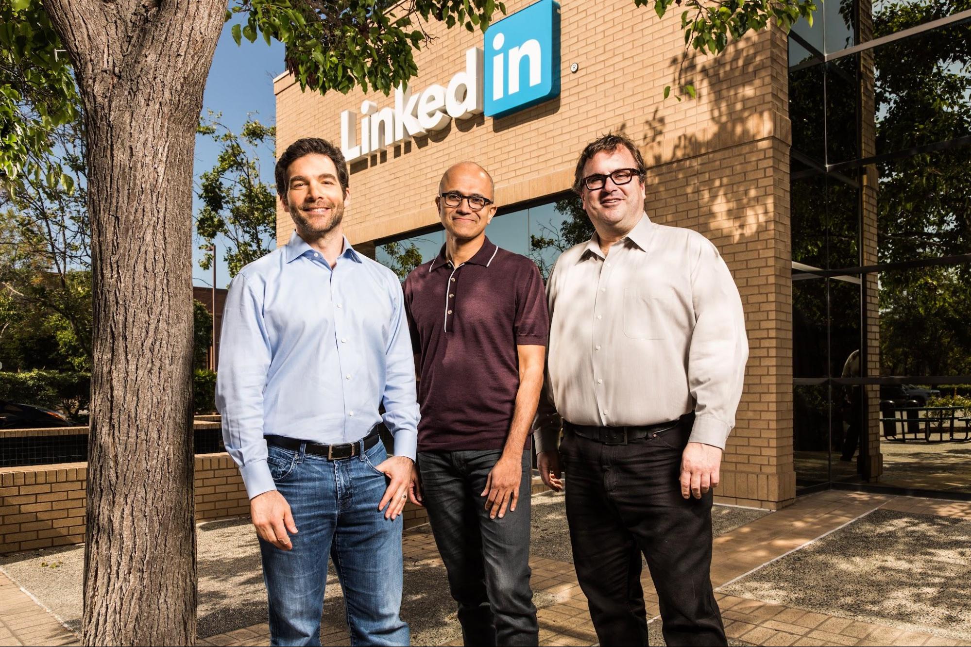 Калифорния, 13 июня 2016 года, покупка LinkedIn компанией Microsoft. На фото CEO Microsoft — Сатья Наделла, сооснователь LinkedIn — Рейд Хоффман и исполнительный директор LinkedIn — Джефф Вайнер