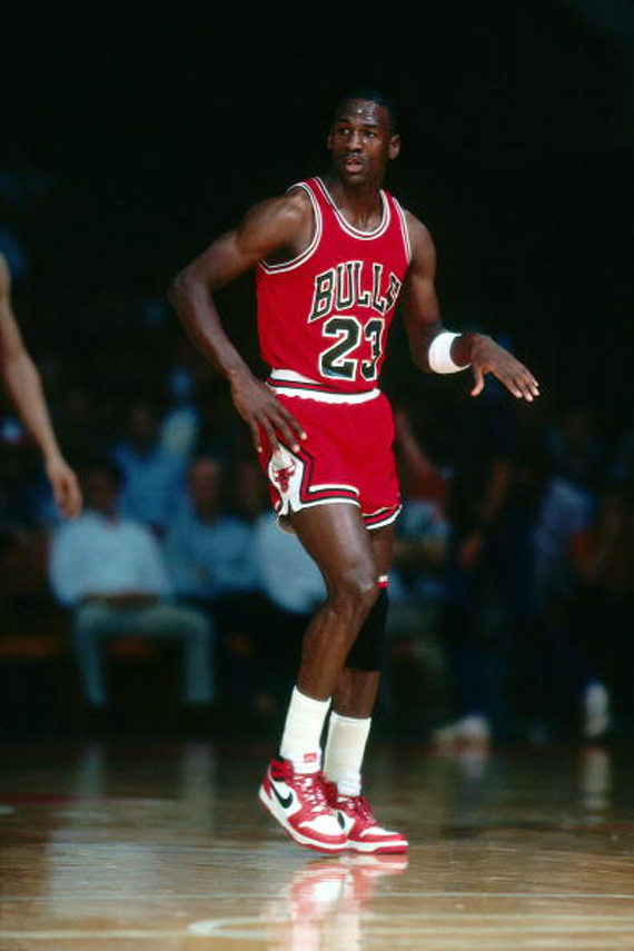 Майкл Джордан в кроссовках Air Jordan